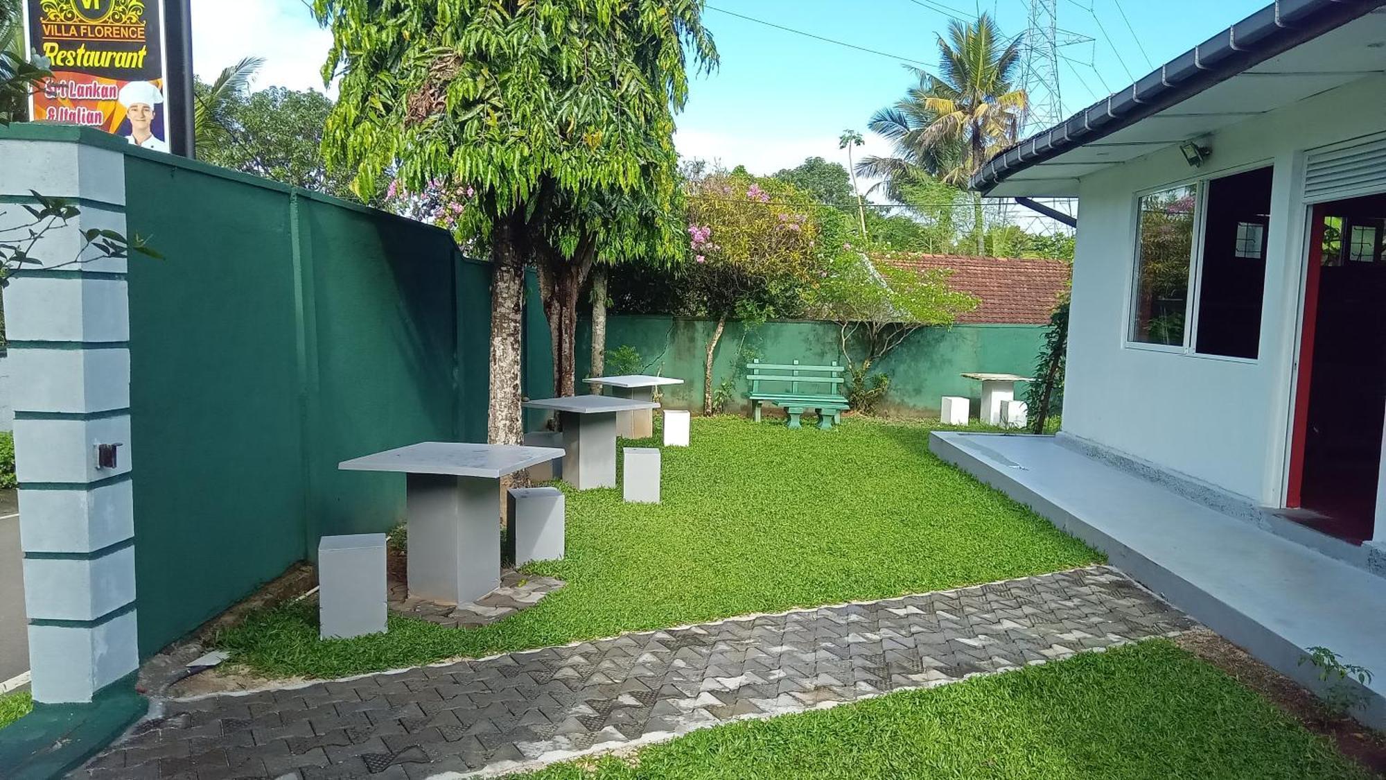 Villaflorence Kadawatha Exterior photo